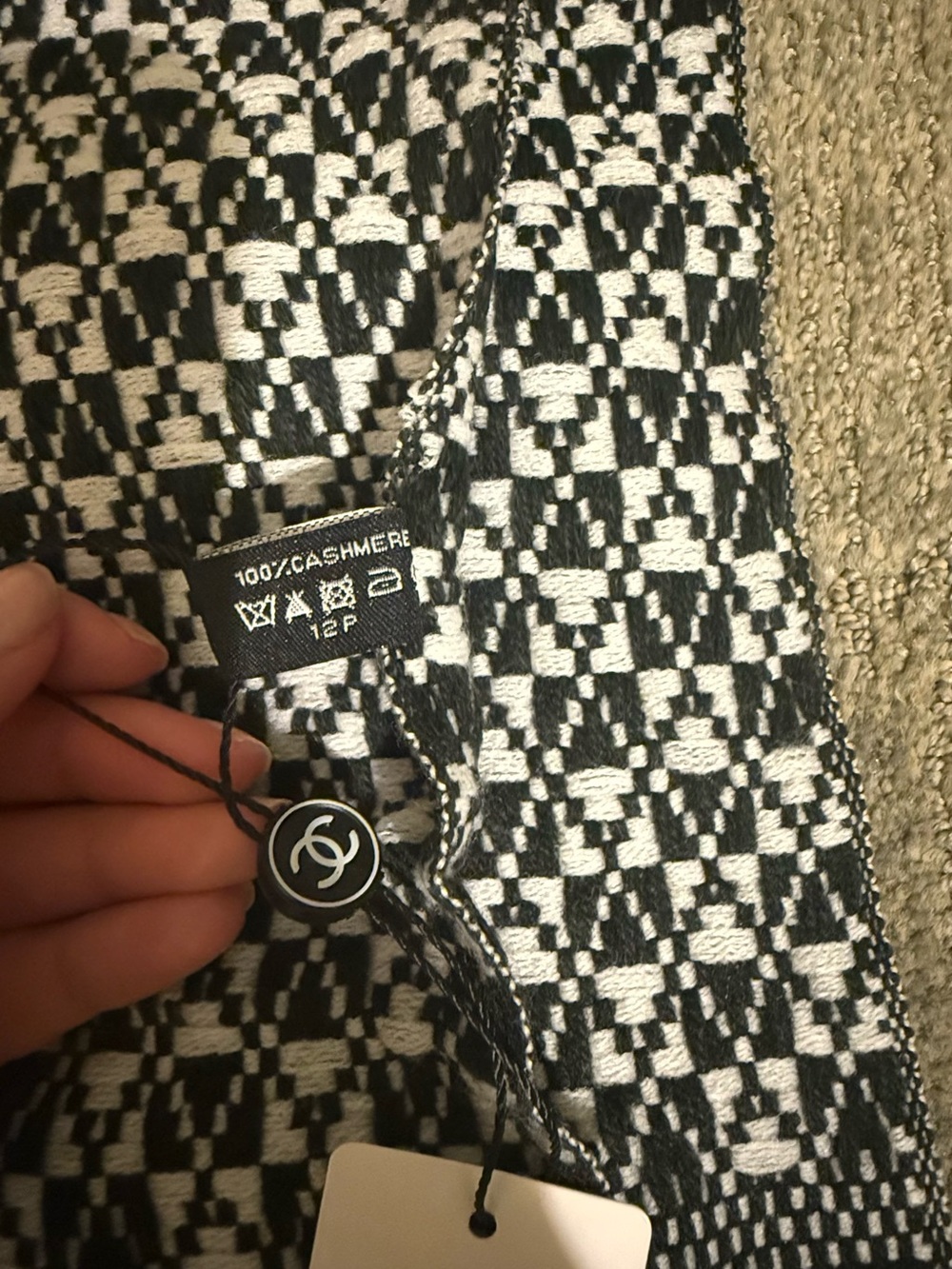 CHANEL Cashmere Scarf - Picture 5 of 7